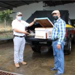 La empresa CÍTRICOS S.A., dona 4 núcleos de abejas con reinas productoras